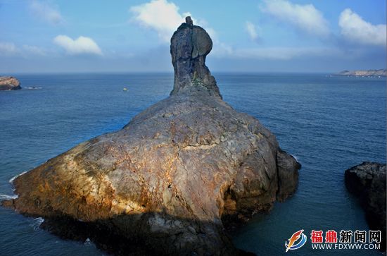 10臺山島上著名的“雨傘礁”猶如天鵝雄踞茫茫東海。.JPG