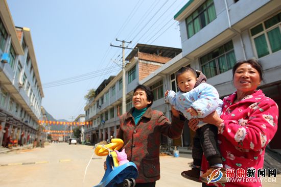 瞧，這里將成為旅游購物休閑一條街。赤溪村民杜大媽一家站著村口，臉上掛滿幸福（林熙  雷順號攝）.JPG