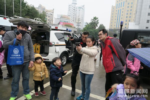 福鼎警方開展“向人民匯報”暨“群眾的110，你我的30年”110主題宣傳活動