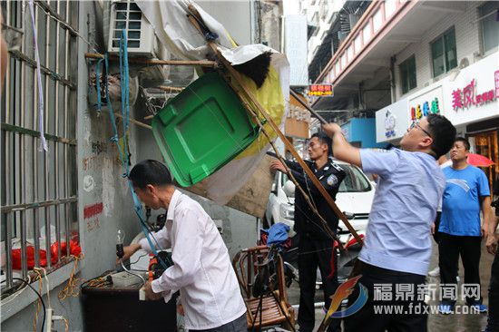 圖中這位白襯衫大叔，突發(fā)奇想，把遮雨棚搭在了別人的空調(diào)機(jī)上，殊不知這有多危險(xiǎn)！.jpg