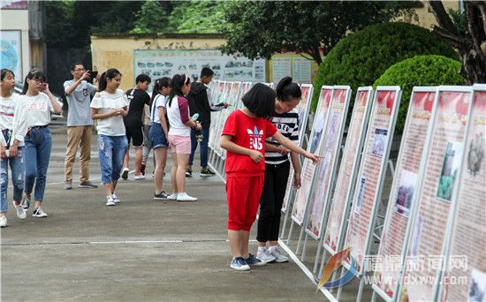 在貫嶺中學(xué)舉辦革命遺址圖片展 (1).jpg