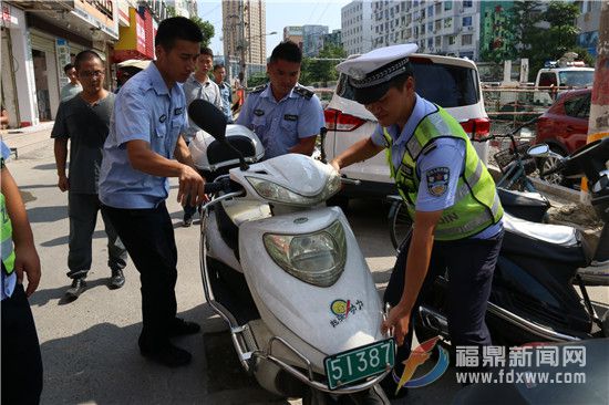 交警將占道?？康碾娖寇嚢徇M(jìn)指定?？奎c(diǎn).jpg