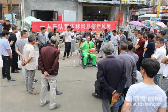 “一人樂隊”巡回表演宣傳移風(fēng)易俗受歡迎