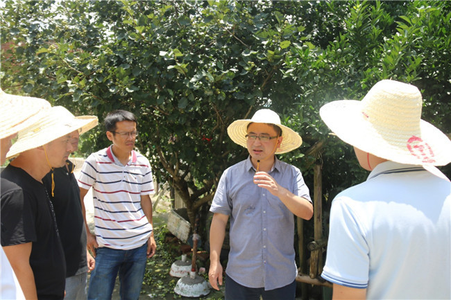 袁華軍深入硤門鄉(xiāng)、前岐鎮(zhèn)檢查指導災后生產(chǎn)自救工作