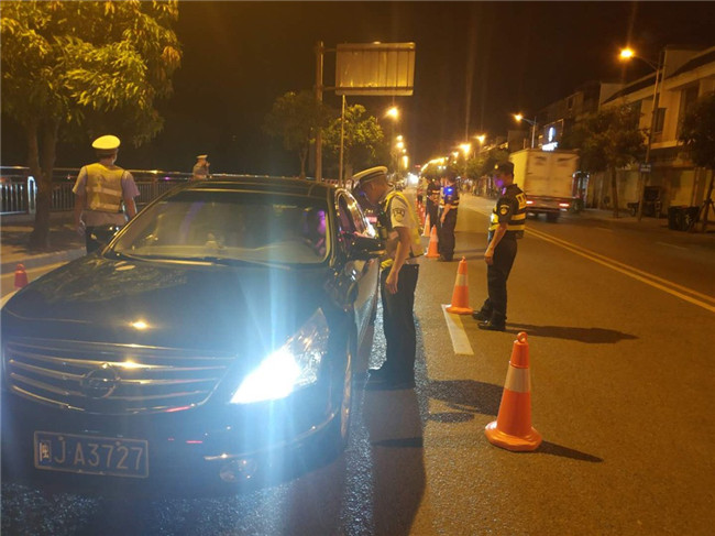 世界杯決賽期間交警大隊聯(lián)合特警 夜查酒駕