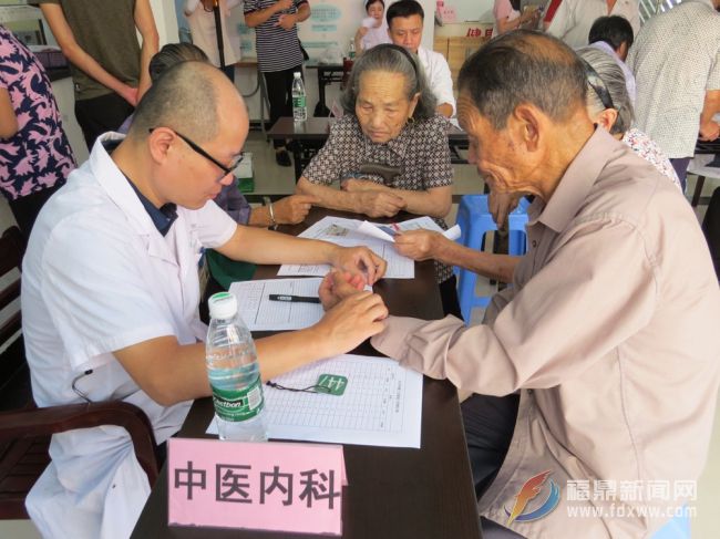 市衛(wèi)計局開展“服務百姓健康行動”義診活動