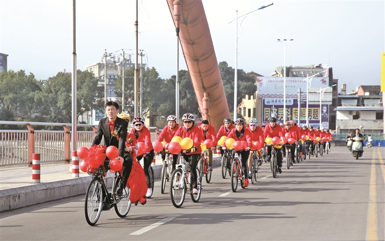 福鼎單車迎親隊(duì)伍成為當(dāng)日街頭一道亮麗的風(fēng)景線