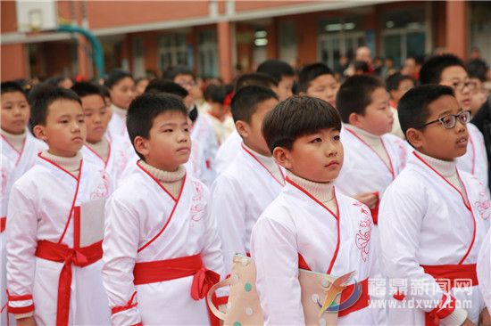 桐北中心小學(xué)舉辦“成長(zhǎng)吧，向陽(yáng)少年”2018年四年級(jí)十歲 成長(zhǎng)禮儀式