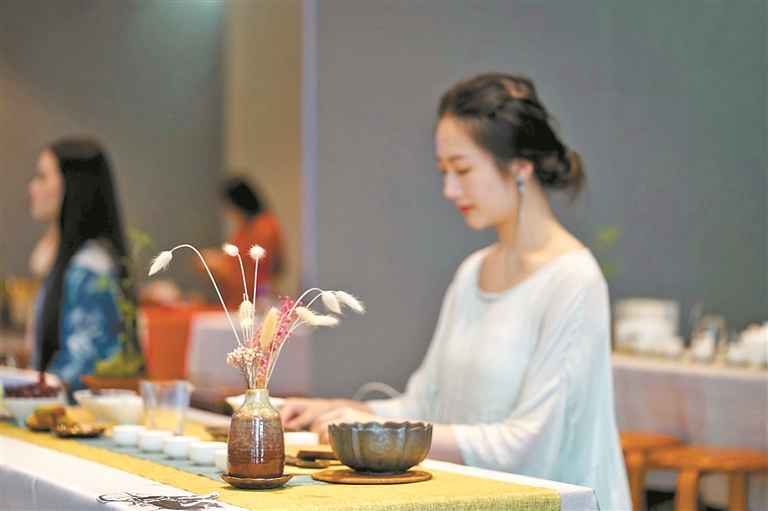 心醉草木間 香動管陽山