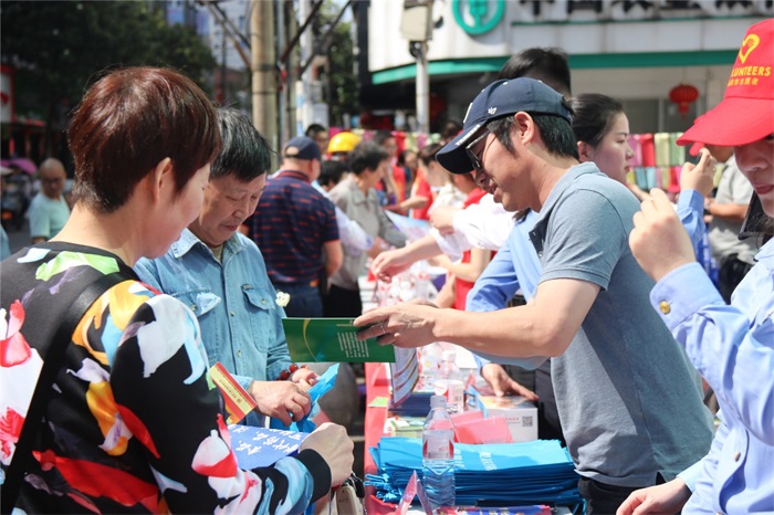 我市舉辦“忠誠保平安 利劍除黑惡”主題集中宣傳活動