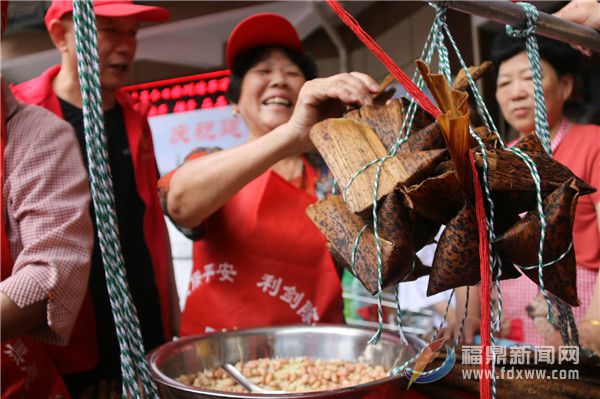 桐南社區(qū)黨委聯(lián)合多部門(mén)開(kāi)展慶端午活動(dòng)