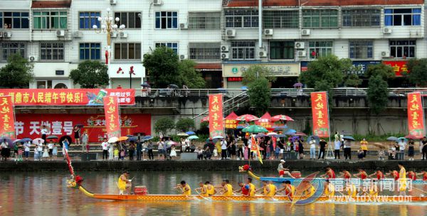 市民熱情高漲 冒雨觀看龍舟賽事