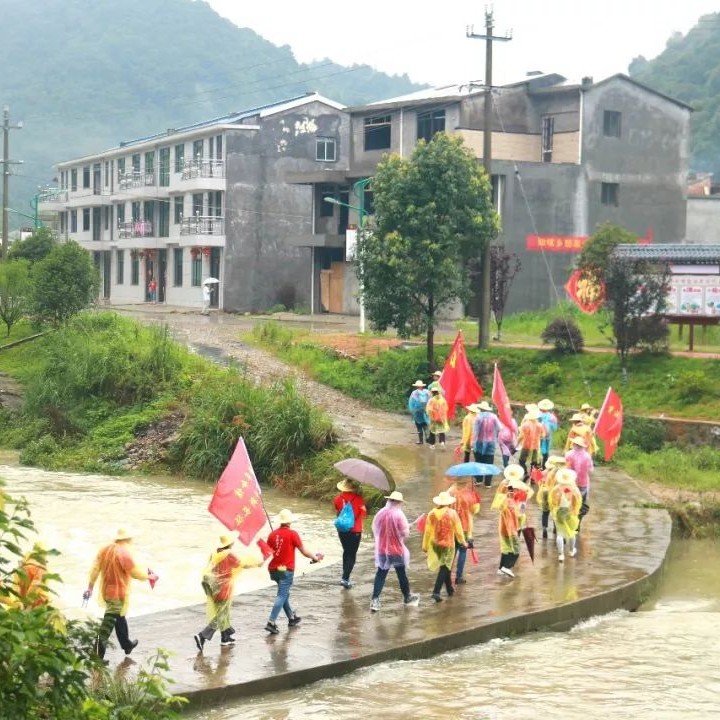 唱紅歌、參觀紀(jì)念館、重溫誓詞......他們重走紅軍路，重溫革命崢嶸歲月