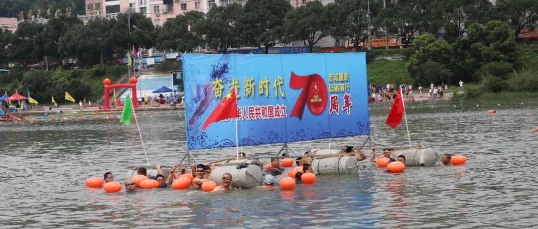 爽，百名游泳愛(ài)好者夏日盡情暢游桐山溪