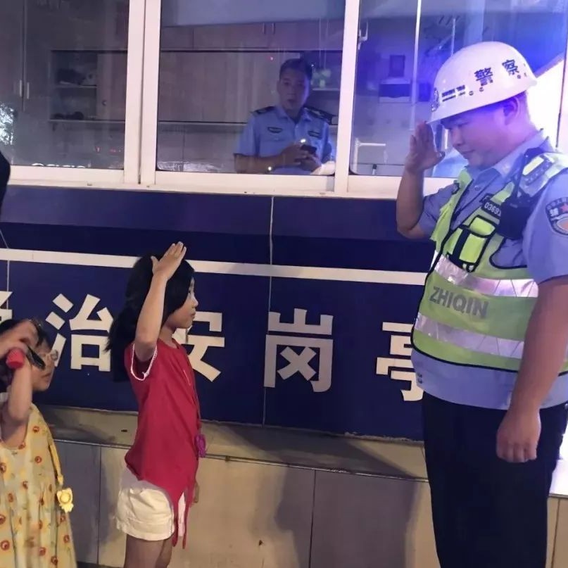 孩子走失交警相助，這個(gè)“超萌”敬禮讓人過(guò)目不忘