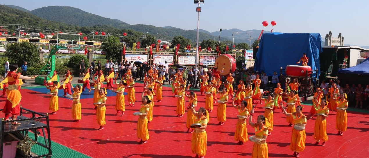 今天，我們在店下慶祝豐收節(jié)，體驗(yàn)“農(nóng)耕樂”！