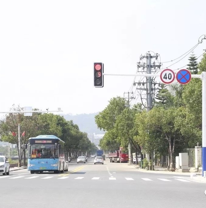 @老司機(jī) 市區(qū)新增一處交通信號(hào)燈，具體位置在……