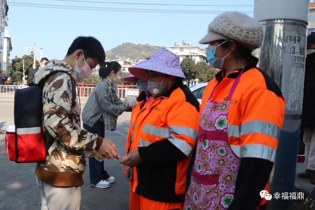 我市2學(xué)生捐1.8萬(wàn)元壓歲錢， 買防疫用品贈(zèng)一線工作人員