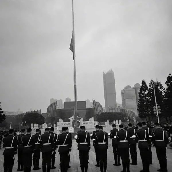 剛剛，福州暫停了三分鐘！東街口，五一廣場(chǎng)……這一幕幕讓人潸然淚下