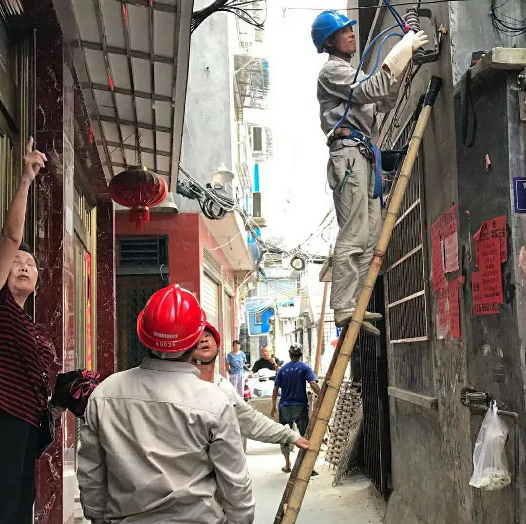 看！總有那么一抹“黨旗紅”在守護(hù)“近鄰”