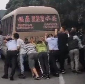 感動！兩名司機被困車內(nèi)，福鼎警民合力推車救人