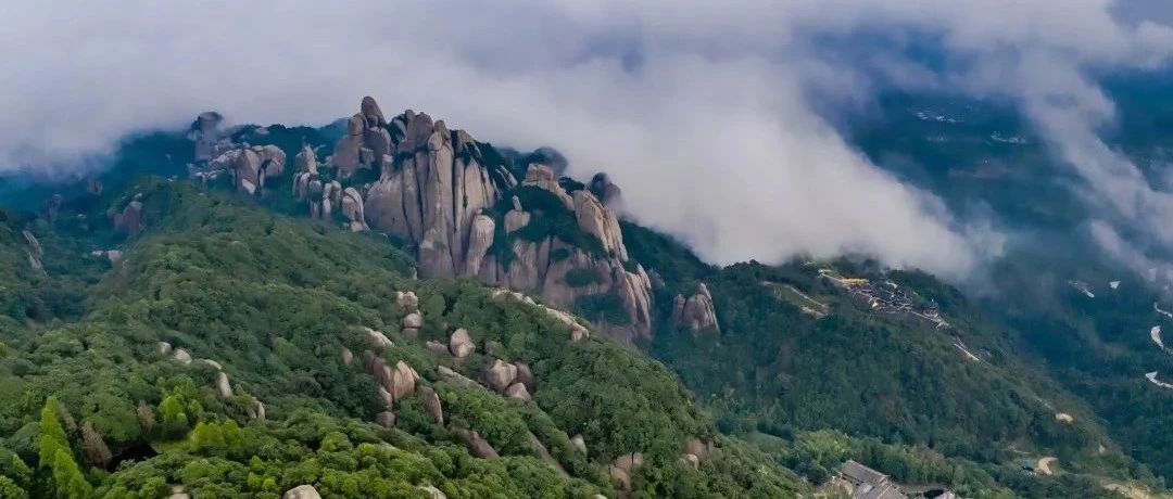 山里的云里霧里雨里，藏著不似人間的風(fēng)景