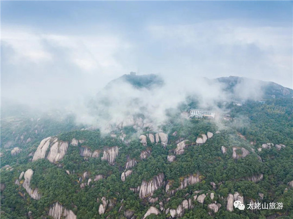 山里的云里霧里雨里，藏著不似人間的風(fēng)景