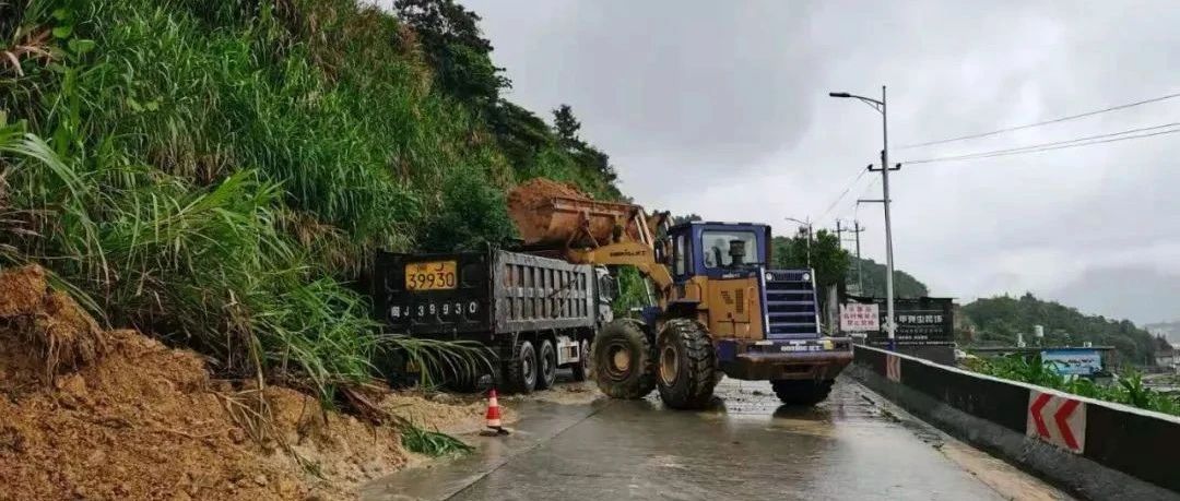 強(qiáng)降雨致福鼎多路段溜方，搶險(xiǎn)人員全力以赴忙搶通