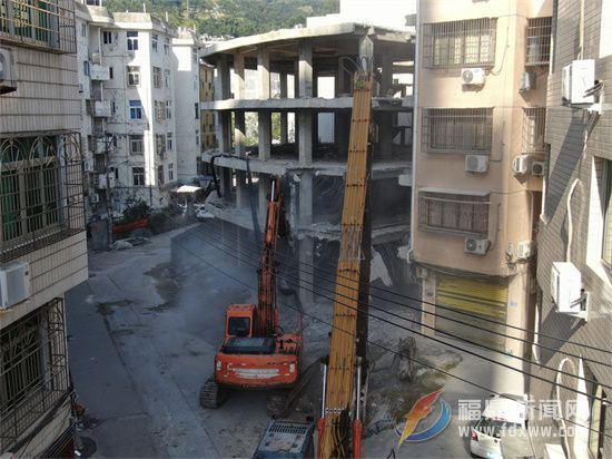 動(dòng)真格 零容忍 我市重拳出擊拆除一處大型違章建筑