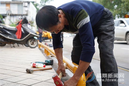 桐山：增設(shè)道路防護(hù)欄 為創(chuàng)城助力