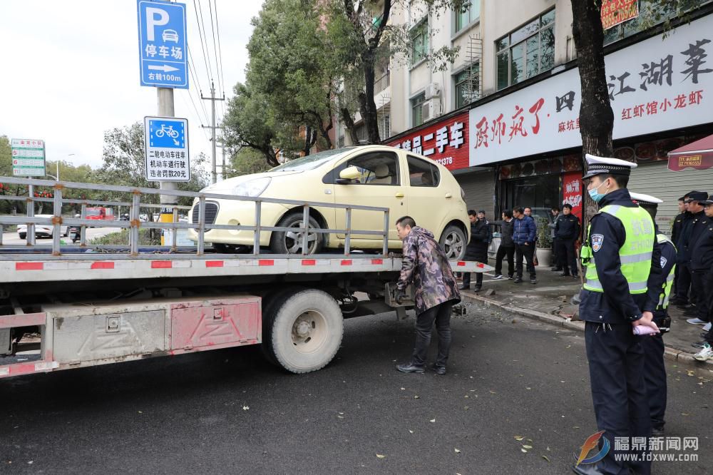 山前街道各部門聯(lián)合出擊整治“二手車”占道經營亂象