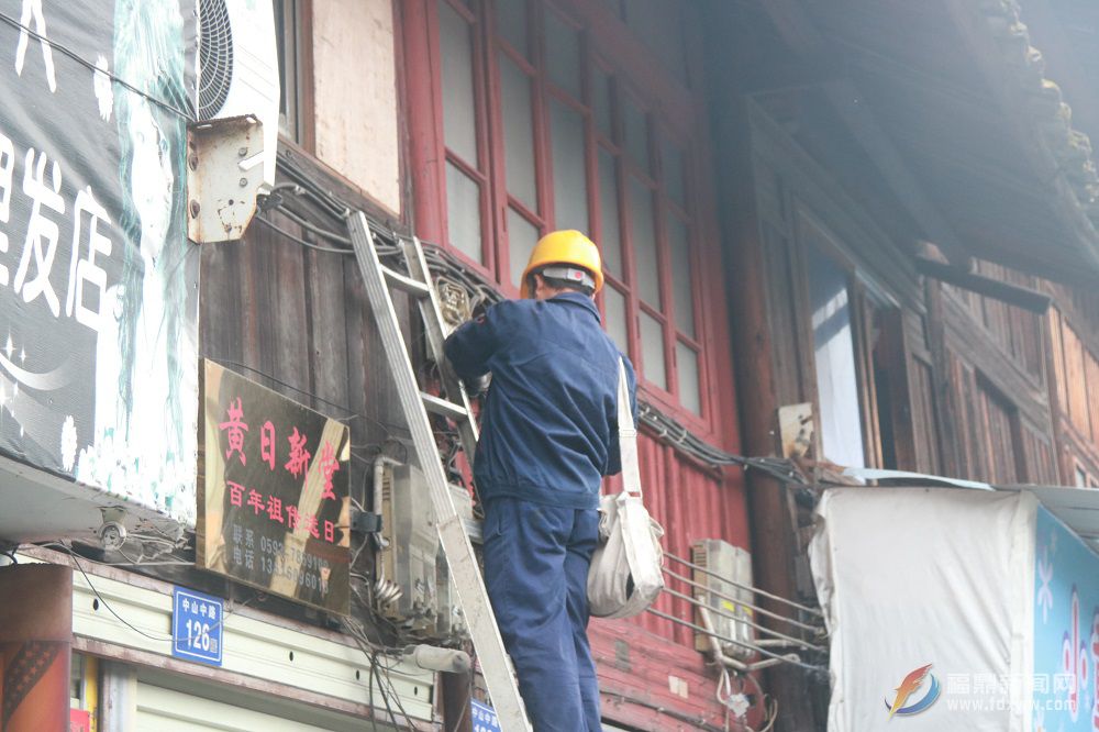 全力推進(jìn)“三線”整治 持續(xù)刷新社區(qū)“顏值”