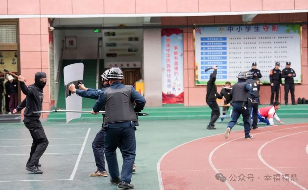 “歹徒”進校園？別害怕！這是應急演習！